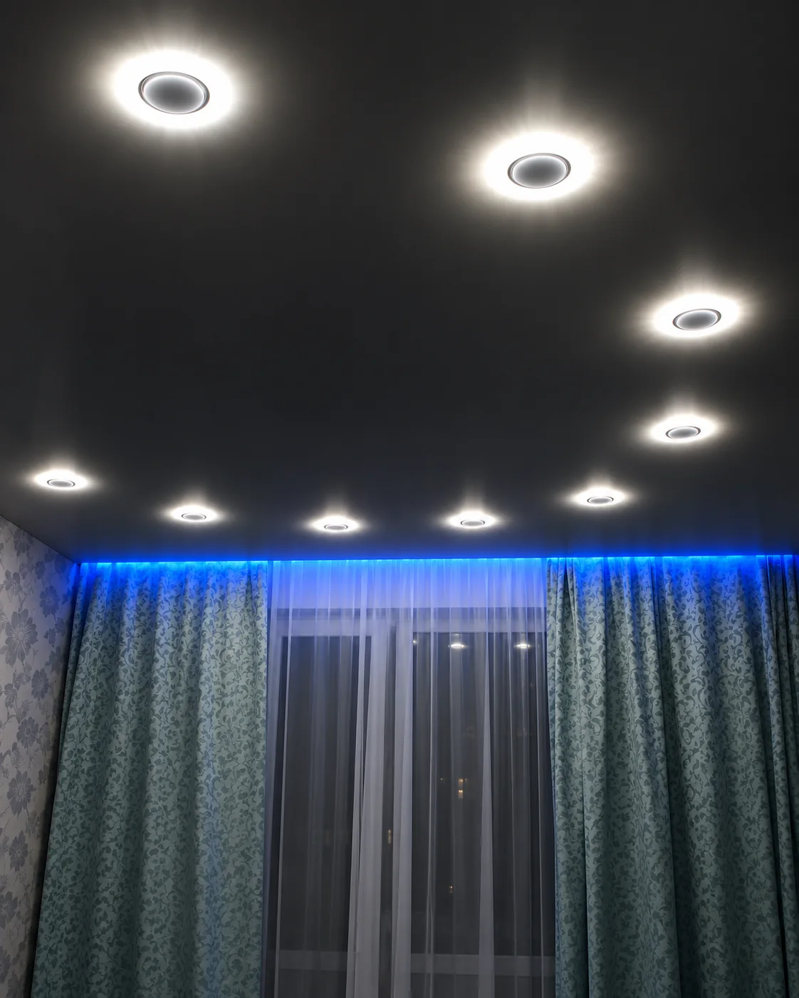 Тёмный потолок с синей LED-подсветкой